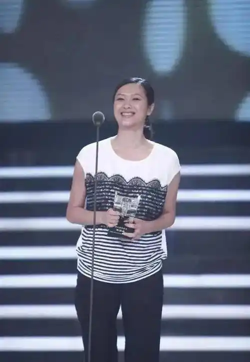 徐静蕾:穿拖鞋t恤领奖?真实就是最美的风景_态度_明星_一身