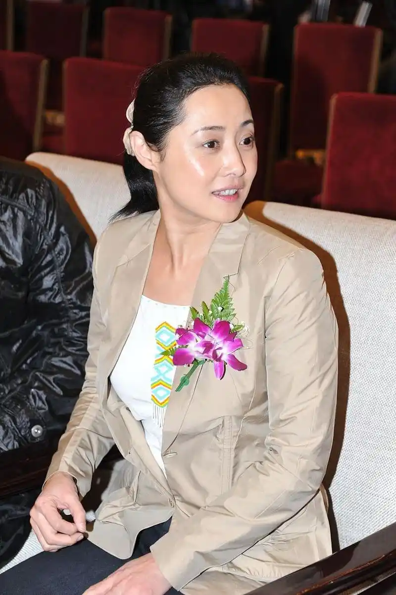 刘蓓出演一部戏,受伤了,眼角出血.