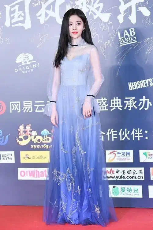 "美少女"鞠婧祎一袭渐变蓝色纱裙,温柔又轻盈
