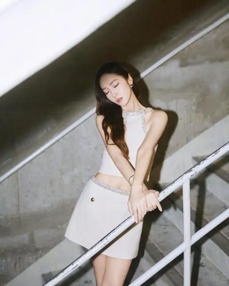 郑秀妍粉色系套装. 身材完美,甜美可人. #郑秀妍