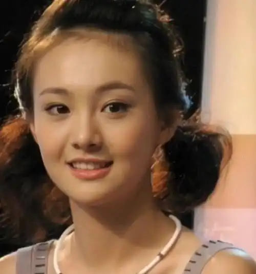 有种颜值叫"刚出道的郑爽",笑起来太美,隔着屏幕都觉得心动!_网易订阅