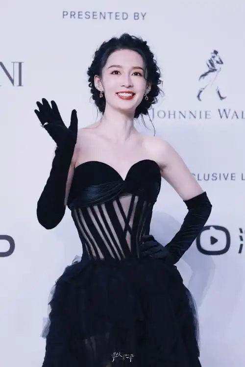 李沁黑天鹅##gq红毯