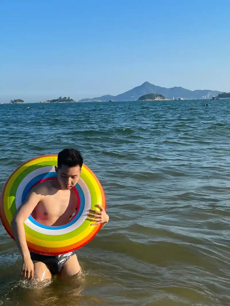 海边,泳裤,彩虹游泳圈,海岛少年.今天去海里游泳啦 虽然只能 - 抖音