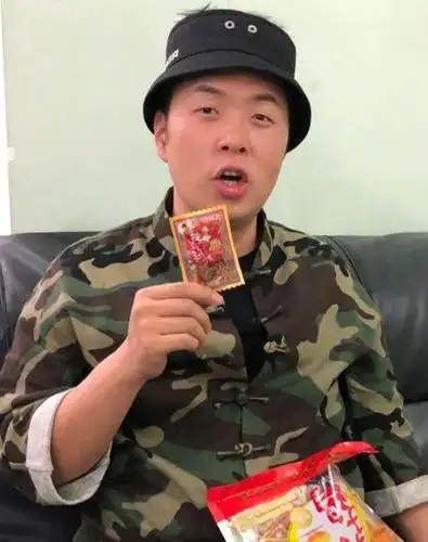 杜海涛晒素颜自拍照,新版苹果丸子头抢镜,遭网友喊话:做头发去