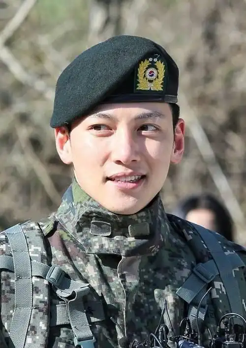又一韩剧扛把子回归池昌旭正式退伍穿迷彩军装现身帅气满分