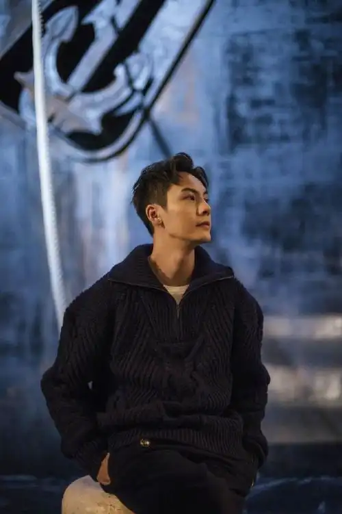 陈伟霆六张照片分享,图一帅气迷人,图五活泼可爱!