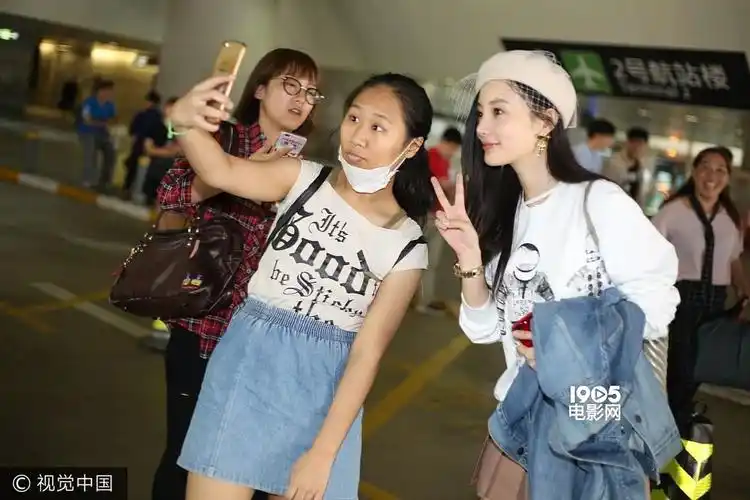 李小璐和虹桥一姐合影