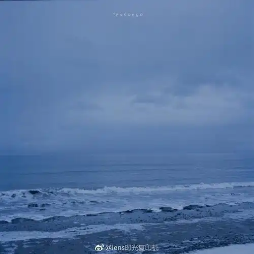 蓝色是不想说,灰色是忧郁.安静的影像倾诉的故事反而变得更多.