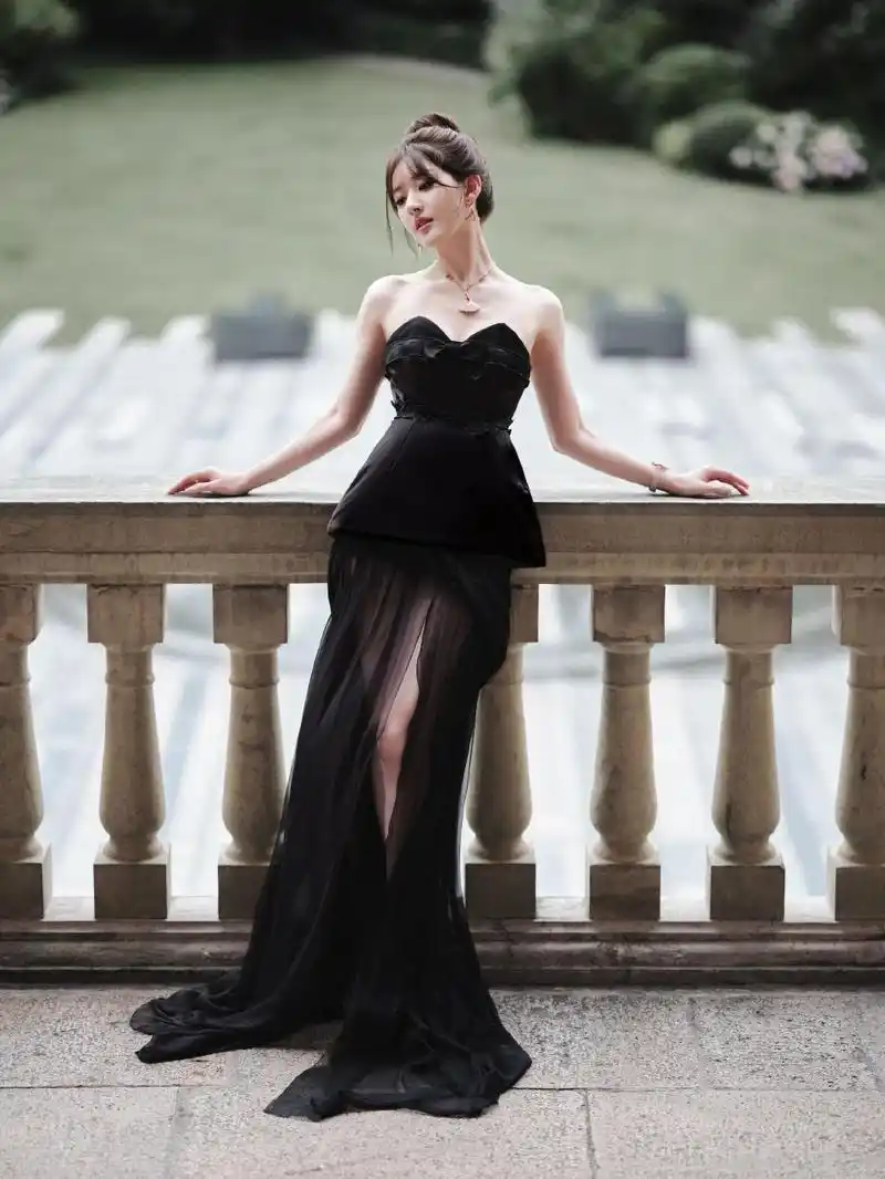 组图:赵露思黑色抹胸纱裙秀长腿美背 丸子头盘发优雅似古堡公主