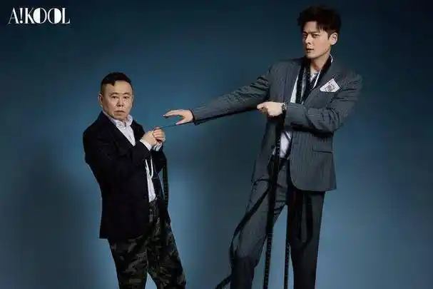 62岁潘长江跟男神拍杂志,身高差一头,可穿西装配衬衣精神头十足_衬衫