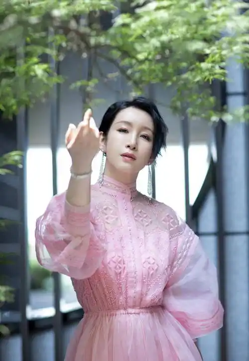 原创秦海璐这是中年女人的样子穿粉色灯笼袖长裙42岁少女感十足