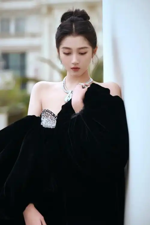 关晓彤|第 77 届戛纳电影节晓彤本次亮相#戛纳红毯#的第二套造型