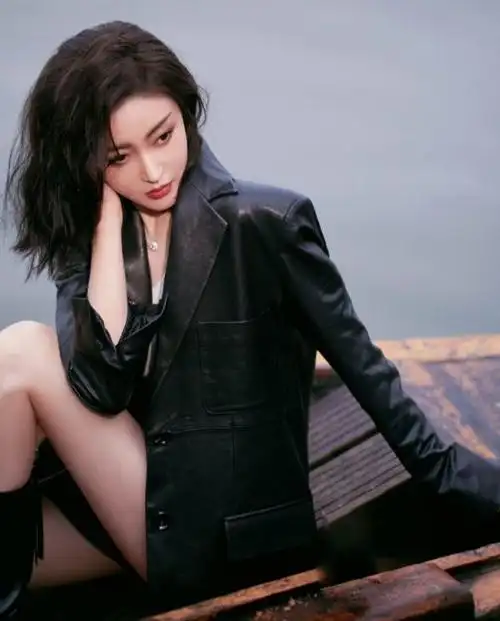 张天爱内衣外穿秀身材热裤配马丁靴现美腿杀曾减重25斤