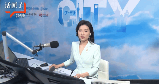 台上妙语连珠,思维敏捷,端庄大方你们看到女主播雪瑾再说说节目团队