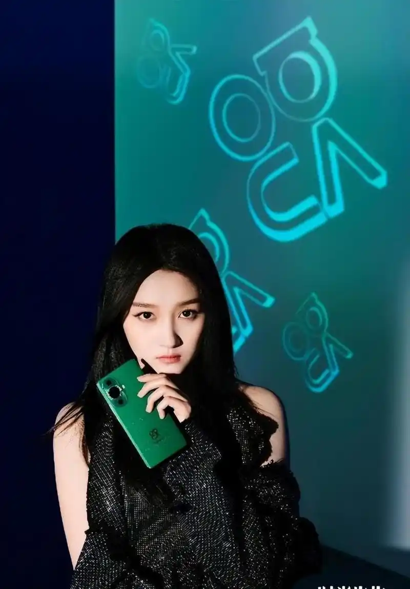 华为nova代言人关晓彤携带华为nova11系列新品登上《时尚先生》杂志