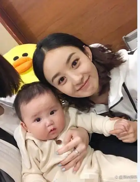 最近,赵丽颖在社交媒体上分享了一张她和儿子想想的亲密合照,引起了