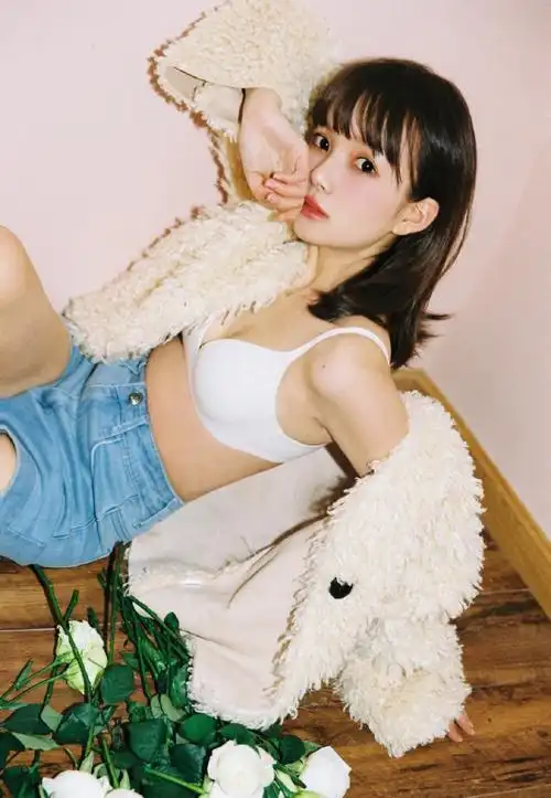 极品嫩模开胸内衣深v爆乳性感风骚私房写真