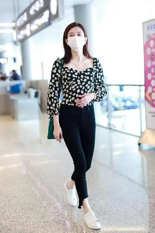 江疏影衣品开挂了,小雏菊碎花上衣配紧身裤,皮肤白嫩如少女