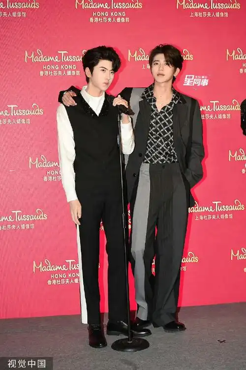 蔡徐坤和蜡像合照##蔡徐坤与蜡像合影