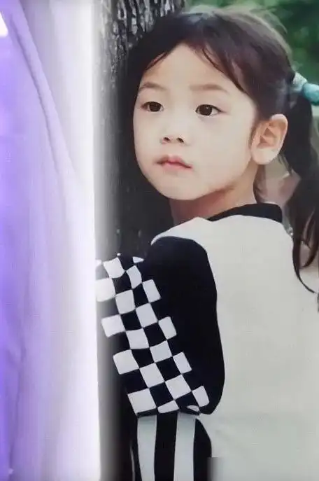 看不出来金智秀有内双,都是单眼皮:于是粉丝晒出从小童年至今的照片