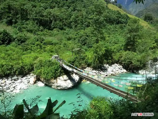 路边的多雄拉河