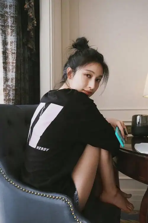 张俪,又白又肥的脚丫子