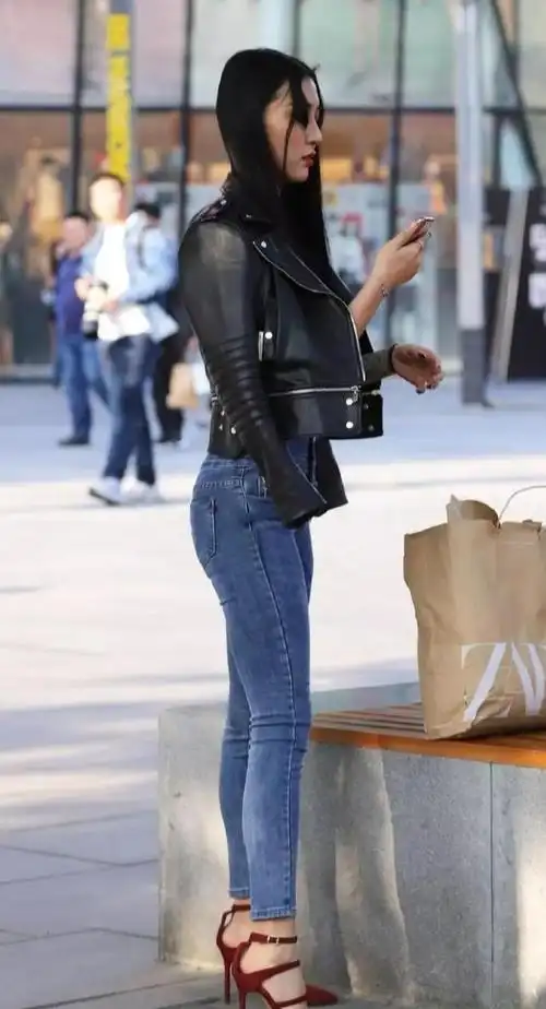 皮夹克搭配牛仔裤帅气大方个性洒脱