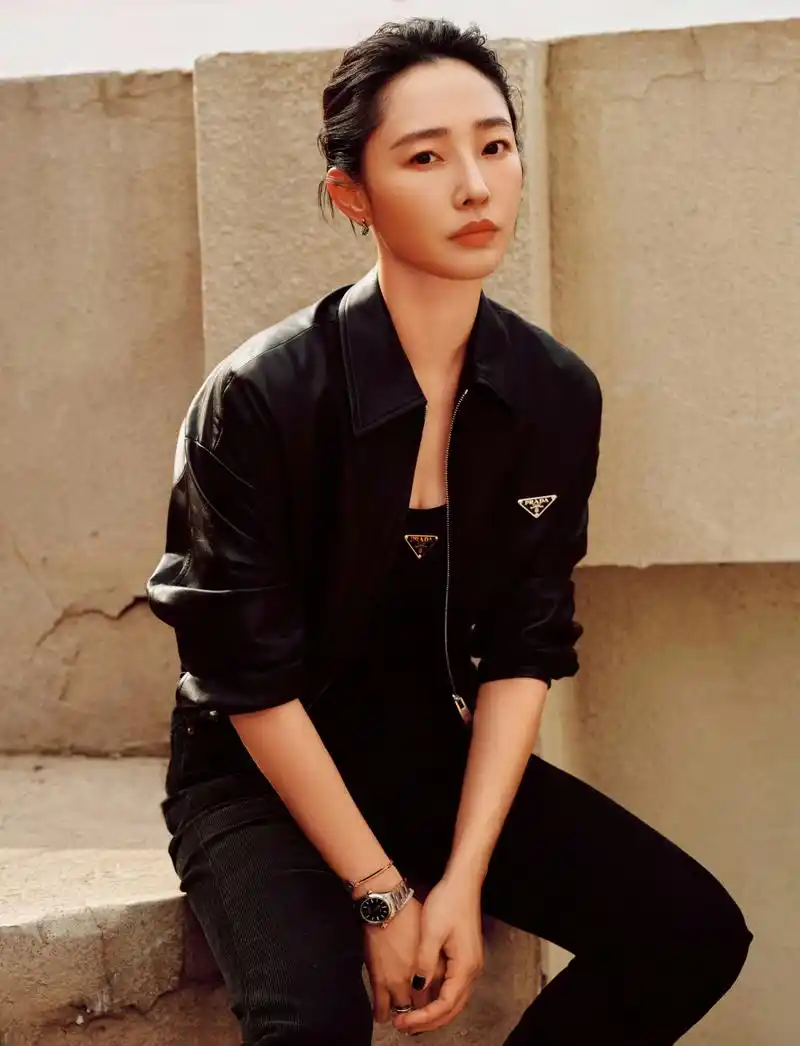 白百何,黑色超短皮外套搭配黑色长裤,短发扎个小辫,美酷啦!