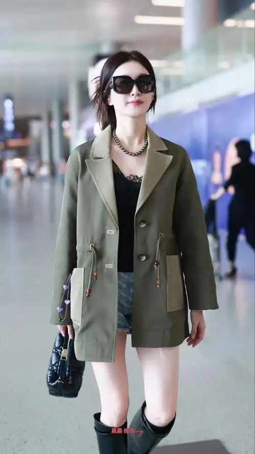 江疏影私服 江疏影今日机场私服	 军绿色夹克搭配墨镜长筒靴,女明星范