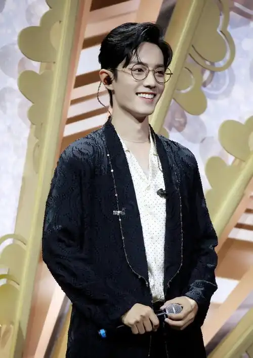 肖战#心中舞台造型top级,金丝框眼镜,黑西装,丝质内搭,锁骨链,械哪