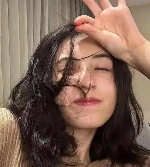 张子枫,这位中国的演员,因其甜美的外貌和多才多艺的才艺,一直受到