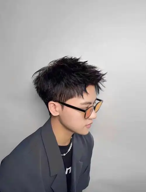 男生碎盖烫 烫型不烫卷的发型阳光帅气