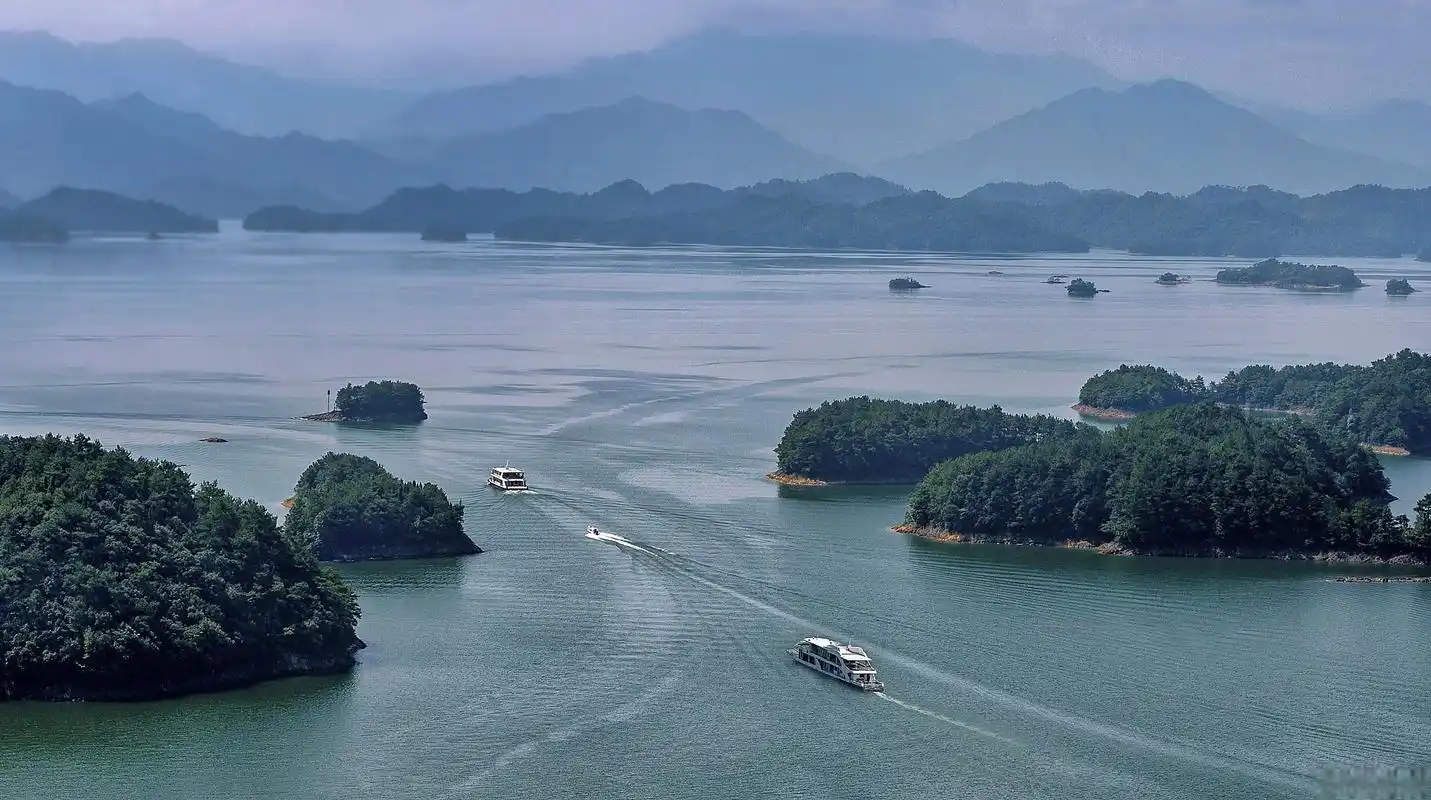 千岛湖旅游攻略 千岛湖风景区位于杭州市淳安县,是一个集自然风光