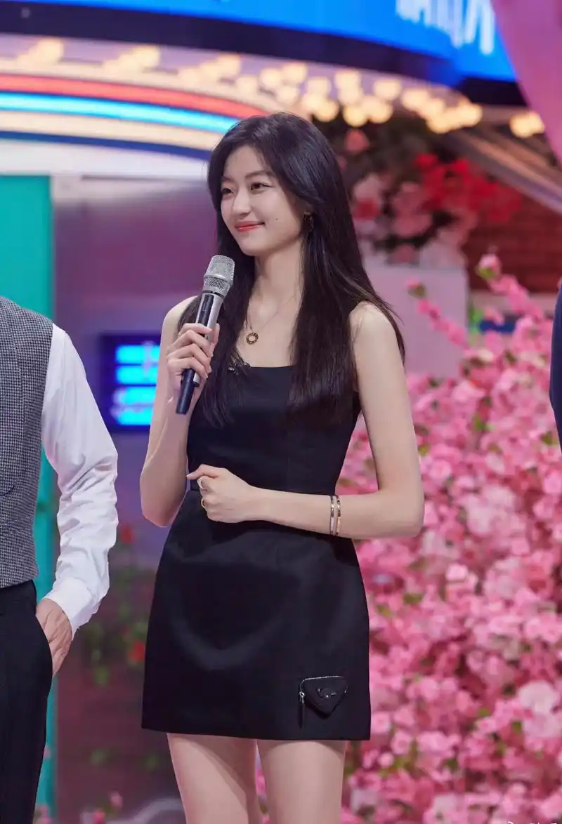 手长腿长身子长,在加上头小,孙千的身材是很多女生的理想型.