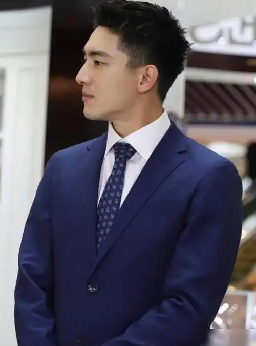 林更新剪新发型出席活动这颜值只要不说话妥妥的霸道总裁