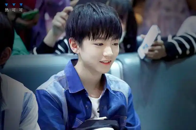 回头看了看王俊凯早期的图,感觉养成系真奇妙.(.