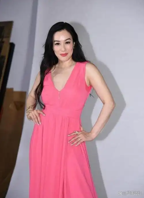 53岁钟丽缇为备孕穿睡衣上节目过夜