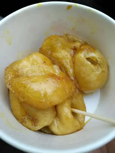 糖油粑粑,糯米做的,在油和蜂蜜的混合物里炸.我的口味,好吃!