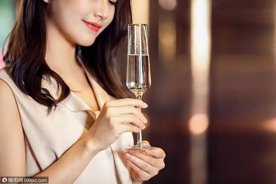 气质美女举杯特写