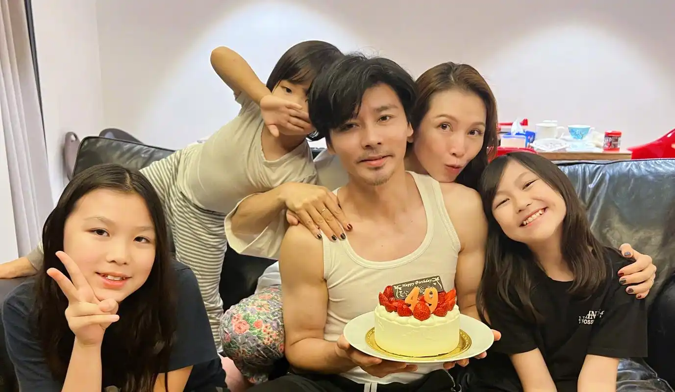 蔡少芬为老公张晋庆祝49岁的生日,晒全家福照 十分温馨