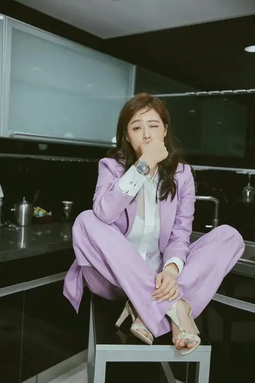 "多肉"的蒋欣还挺美!穿印花上衣搭半身纱裙,这才是成熟女性味|西装|风