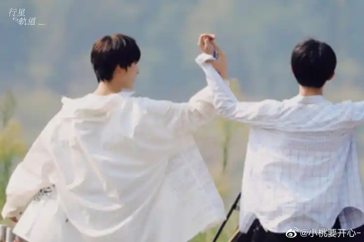 gif gif gif gif 还有一个超级戳我的拥抱@planetorbits 的微博: 祺鑫