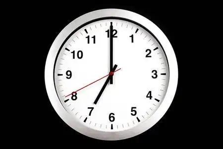 起床时间已经七点了, 起床吃早饭的时间到了, 现代的.照片