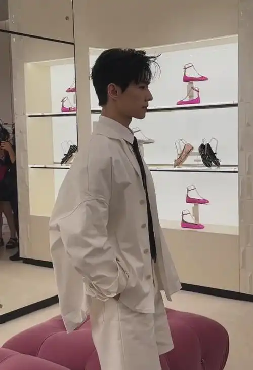 华伦天奴活动杨洋台前高冷后台却和富婆谈笑风生身高曝光