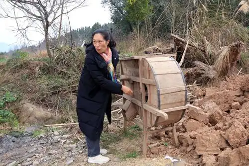 这是农具风斗.是用来筛选粮食的工具.