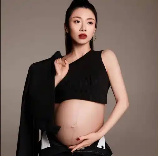 程晓玥三八节晒孕肚,拍孕期照不见未婚夫,不像郑恺时刻陪伴苗苗_生活