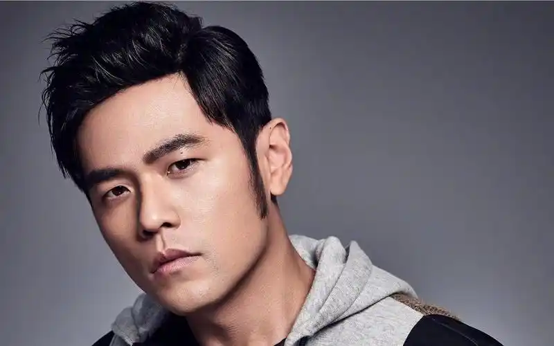 周杰伦墨尔本综艺路透,蓝色西装超帅气,与现场众人合唱告白气球