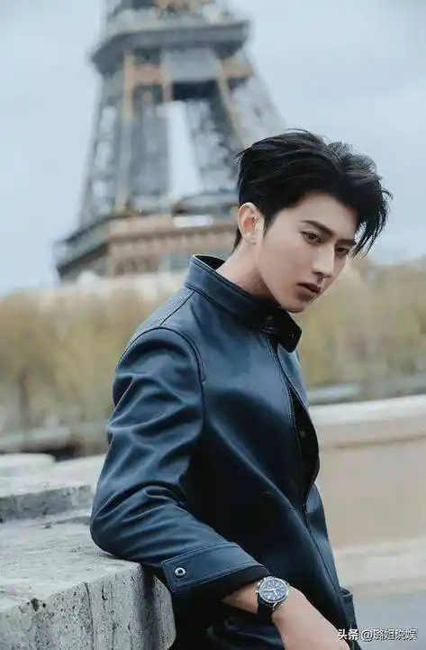 蔡徐坤最新写真!白衬衫后背点燃时尚潮流!_照片_作品_态度