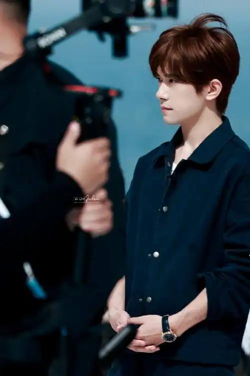 易烊千玺超话#易烊千玺说小小的我今年上#    「 2024年4月18日,在