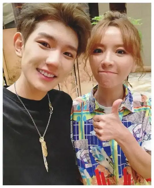 黄雅莉怀孕的消息让这份友情更加珍贵,王源也成为了她孕期的重要支持